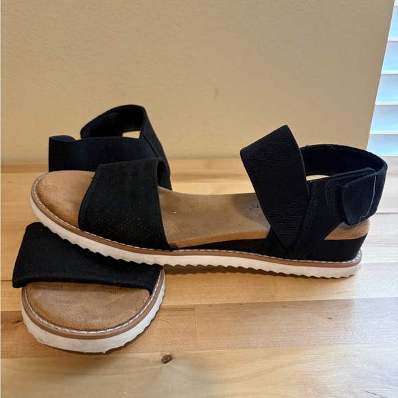 Skechers Black and Tan Memory Foam Women's Sandals - Picture 2 of 3